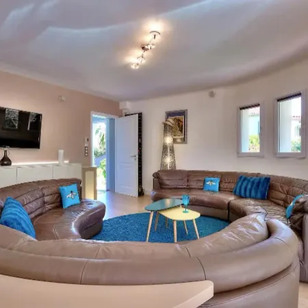 Hébergement de vacances Lovely And Spacious Groundfloor With Pool