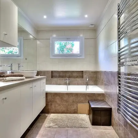 Lovely And Spacious Groundfloor With Pool Ferienhaus Antibes