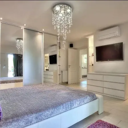 Lovely And Spacious Groundfloor With Pool Semesterbostad